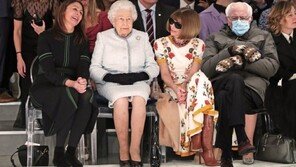 바이든 취임식 패션 승자는 샌더스?…SNS서 ‘합성 사진’ 화제 