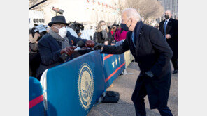 시민에 달려가 주먹인사… 건강 과시한 바이든