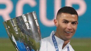 통산 760호골 호날두 트로피 31개 품었다