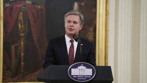 백악관, 레이 FBI 국장 유임 확인…“바이든, 레이 원해”