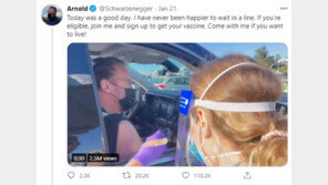 코로나 백신 접종한 74세 터미네이터… “살고 싶다면 나를 따라오라”