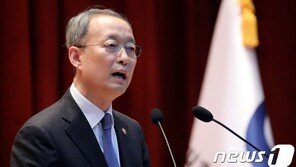 ‘월성원전’ 수사팀, 백운규 전 장관 소환 통보…靑 남았다