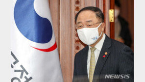 홍남기, 손실보상법 한발 물러섰지만…“재정상황 중요한 변수”