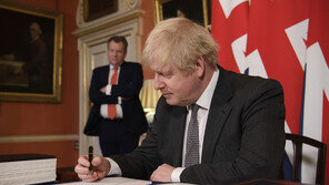 靑 “英 총리, 文대통령에 친서 보내 G7 초청 재확인”