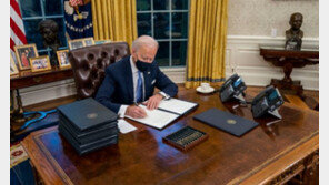 바이든, 트럼프의 ‘콜라 버튼’부터 없앴다