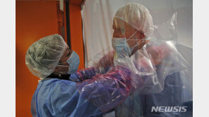 전세계 하루확진자 10만명 씩 줄어…목요일 86만-75만-63만