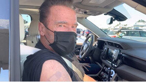 백신 맞은 터미네이터 “살고 싶다면 나를 따르라”