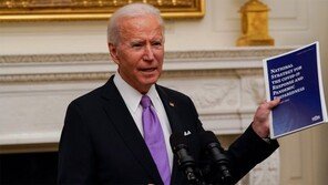 바이든 “美입국자, 탑승전 검사뿐 아니라 도착후엔 격리”