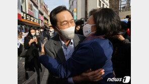 남대문시장 찾은 박영선 “스마트공방 지원”, 우상호 “정책자금 필요”