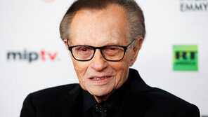 “‘美 토크쇼의 황제’ 래리킹, 코로나19로 사망”