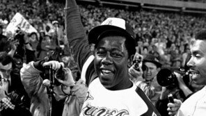 ‘MLB 홈런왕’ 행크 에런 별세…과거 삼성 선수단에 타격 지도 인연