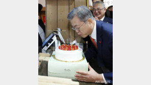 文대통령 69번째 생일에 시진핑 등 축하…친문들 잡지 광고도