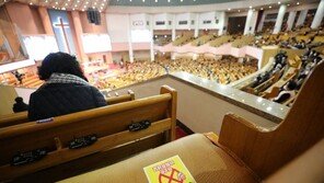 대면예배 허용 후 첫 주말, 교인들 “교회 나올 수 있어 감사”