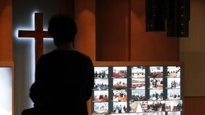 “왜 못 들어가요?”…대면예배 재개 첫 주말, 곳곳에서 마찰