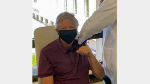 코로나 백신 맞은 빌 게이츠 “기분 좋다”