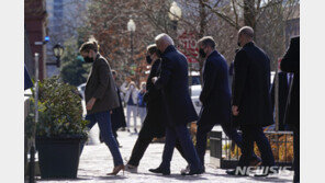 취임 후 첫 일요일 맞은 美 바이든, 성당 미사 참석