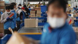 “설 ‘택배대란’ 피했지만”…가격 오르고 배송 느려진다