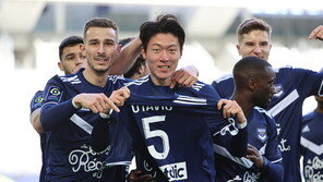 부상 동료 유니폼 든 황의조 “오타비오 위한 승리”