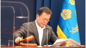 문 대통령 “재정 감당 범위 내에서 손실보상제 검토해달라”