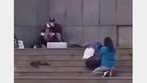 신입 여기자, 7명 찌른 인질범과 대면…중학생 살렸다