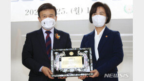 추미애, 기념사업회 반발 속 광복회 ‘최재형상’ 수상