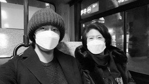 정일우, 어머니와 마을버스 타고 인증샷 ‘미모↑’