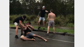 2 대 1 싸움에 뛰어든 용감한 유튜버…“우리가 말려야 했다”