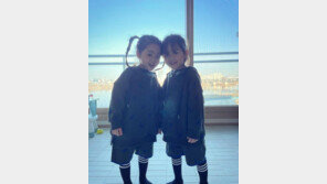 한그루, 귀여운 쌍둥이 자녀 공개…엄마 닮은 미모