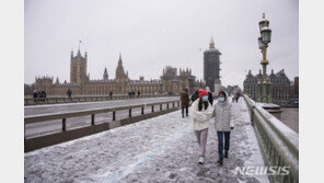 백신 접종 시작했는데…“英, 앞으로 6개월간 5만명 더 사망할 수도”
