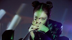 청하, 신곡 티저 추가 공개…오토바이 위 ‘강렬+다크’