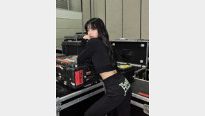 블랙핑크 리사, 크롭톱 입고 개미허리+늘씬 각선미