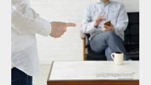 남편 폰에 웬 젊은女 사진이…격분해 찌르고 보니 ‘본인 옛 모습’