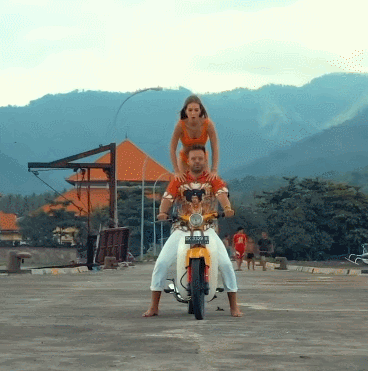 비키니女 태우고 질주하다 바다에 ‘풍덩’…SNS 스타 결국 [영상]