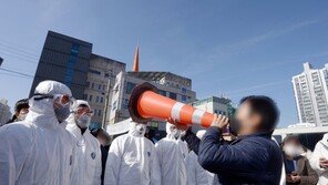 광주 TCS국제학교 집단 감염에 시민들 분노 폭발…‘달걀 투척’