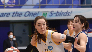 박지수 통산 2000점 달성…KB국민은행, BNK 제압