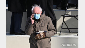 인터넷 화제된 ‘샌더스 밈’ 굿즈도 불티…5일만에 기부금 20억 모아