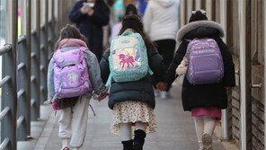“새학기에도 친구들 손잡고 학교 가고 싶어요”