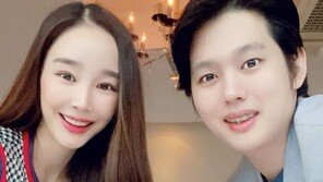 ‘11세 연상연하’ 이사강♥론, 결혼 2주년에 달달 투샷…“최고의 선물”