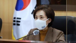 유은혜 “교직원 가급적 빨리 백신 접종하도록 협의”