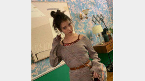 ‘차트 1위’ 아이유, 가녀린 어깨 드러내고 강렬 눈빛…섹시미까지