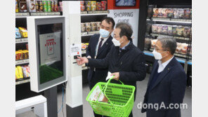 [포토]이성희 농협중앙회장, 서울 신촌 무인 매장 시연