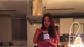 엄정화, 집에서도 섹시 각선미 자랑…53세에 핫팬츠 완벽 소화