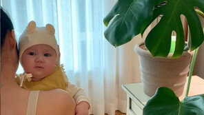 사유리, 인형 같은 아들 안고 늘씬한 뒤태 ‘몸매 복귀’