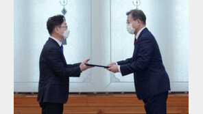 文대통령, 박범계에 임명장 수여…“검찰개혁 끝나지 않아”