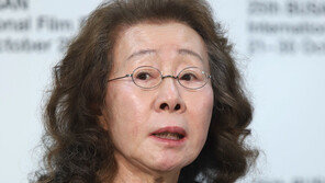 윤여정, 오스카 레이스 합류할까…드라마 촬영차 캐나다 출국