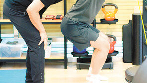 길어진 집콕에 ‘홈트’ 인기… 정확한 자세 유지해야 관절 부담 덜어