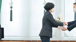 박범계에 ‘검찰개혁 완수’ 장미-초롱꽃 선물한 文대통령