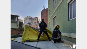 모텔 6층서 뛰어내린 40대 에어매트로 ‘쾅’…방에서는 주사기 발견