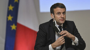 마크롱, AZ 백신 저격…“65세 이상에 효과없다”