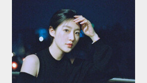 김새론, 한층 성숙해진 외모…어깨 드러낸 매혹적 패션